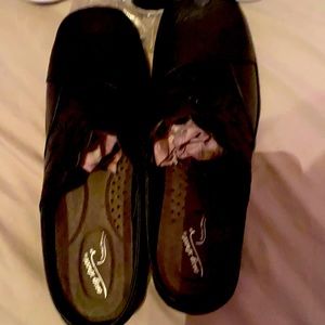 I am selling shoes .